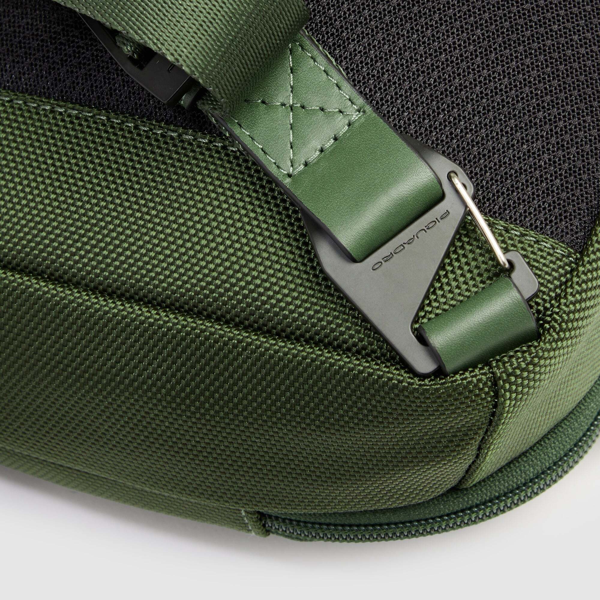 Piquadro Zaino monospalla uomo in tessuto riciclato