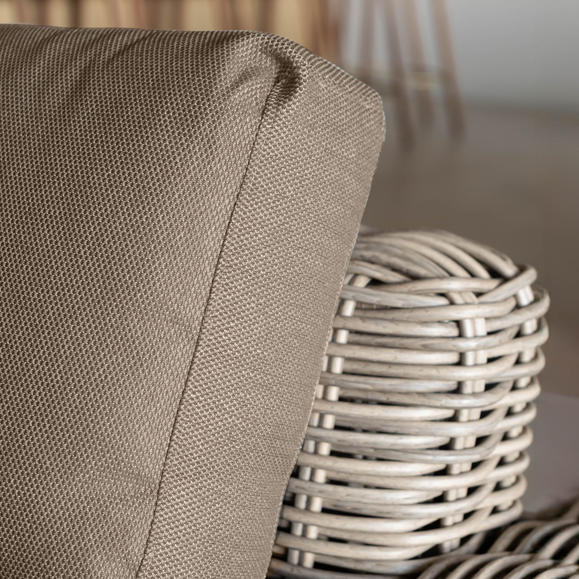 Salon de jardin 7 places en résine tressée effet rotin et coussin gris ANTIGUA