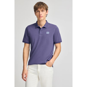 Polo violeta azulado de manga corta y dos botones con detalle en el pecho
