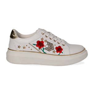 Zapatillas deportivas blancas en eco-piel con bordados, tachuelas y estrellas doradas, suela de 4 cm