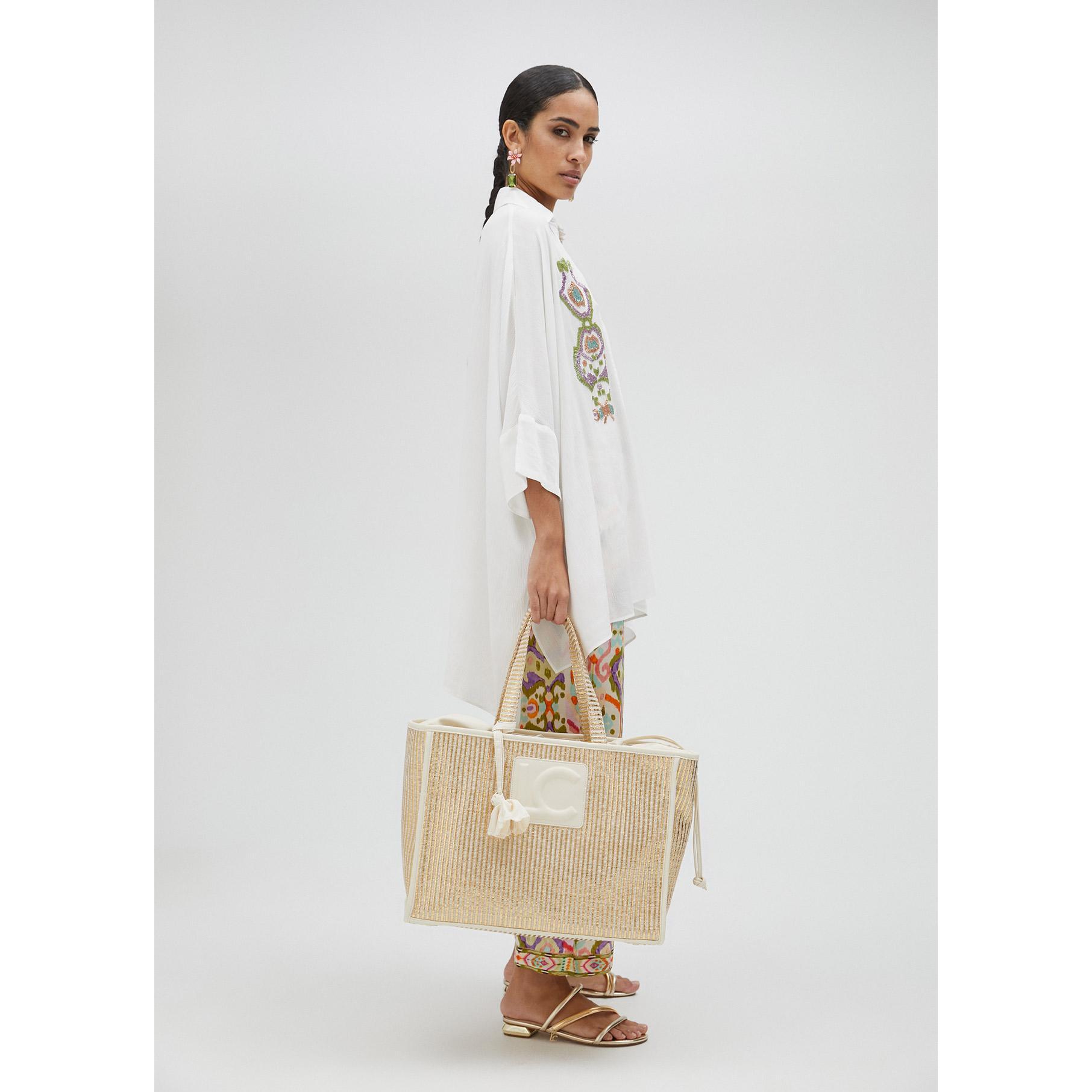 Camicia corta con maniche ricamate sul petto