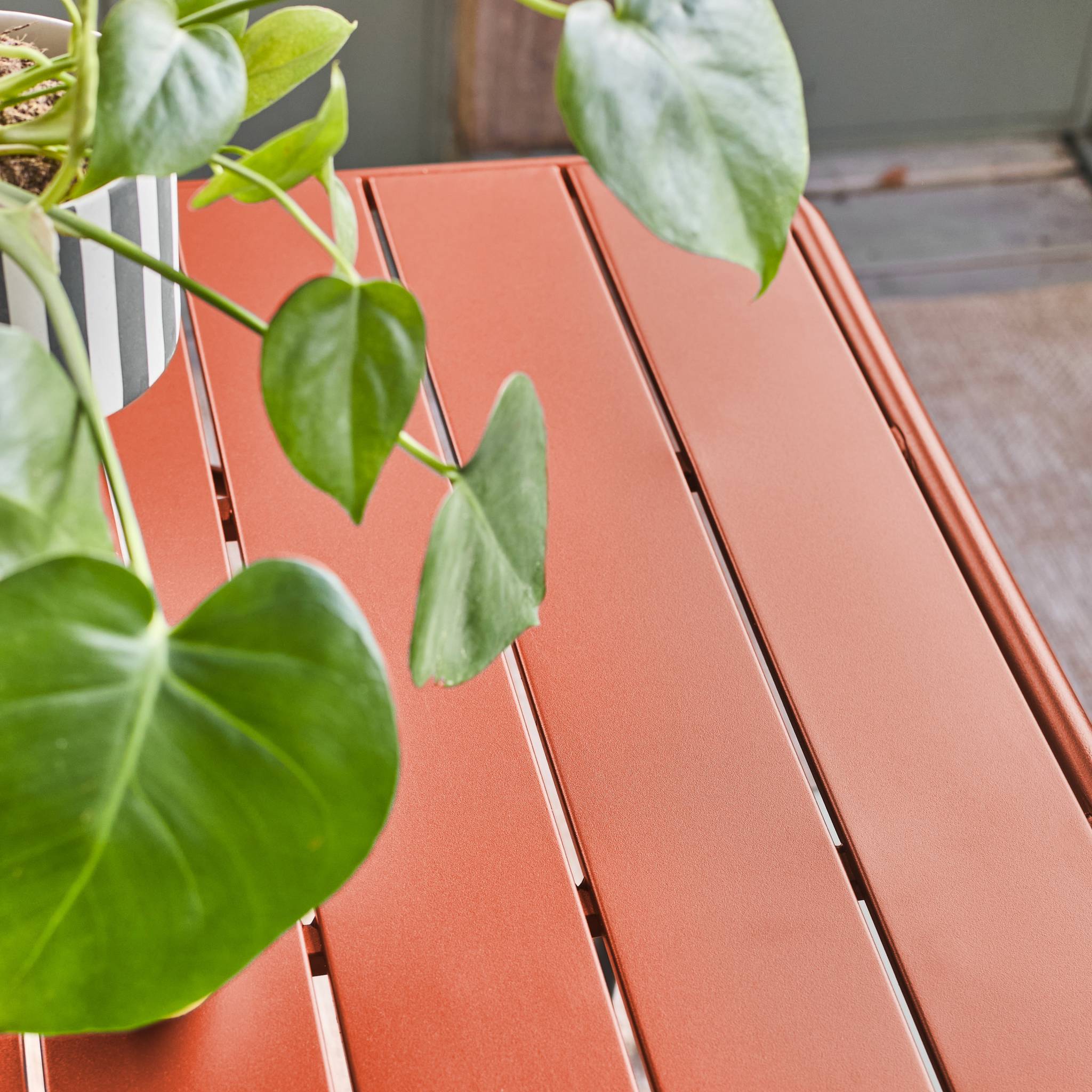 Table de jardin pliante métal 6 places. terracotta. Amelia. 140x80cm. traitement antirouille. lattes et bords arrondis