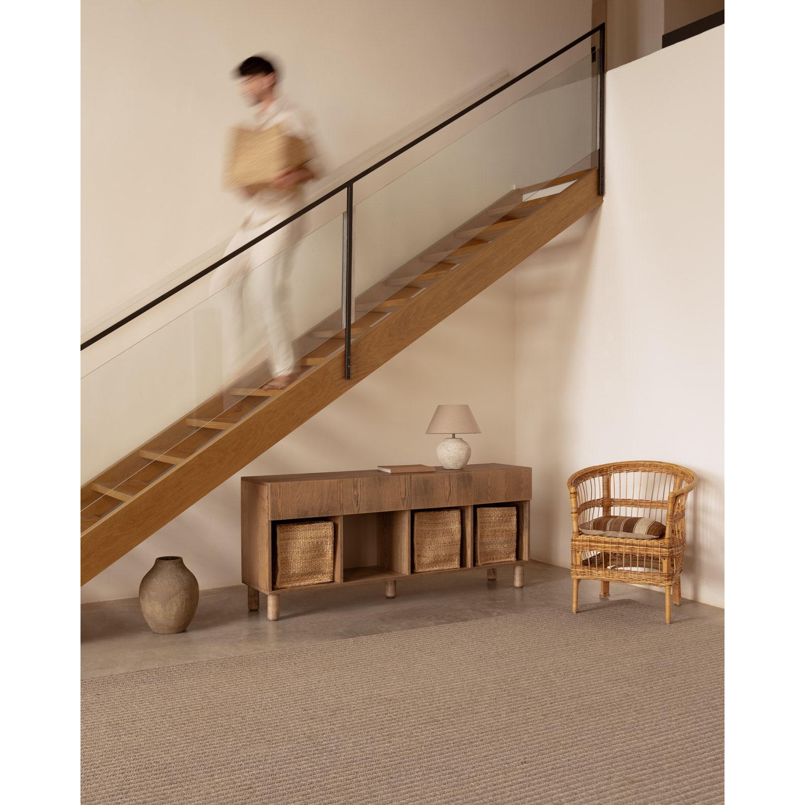Aparador con 4 cajones de chapa de madera de fresno natural en tono avellana de 176x40cm Alto: 75 Largo: 176 Ancho: 40