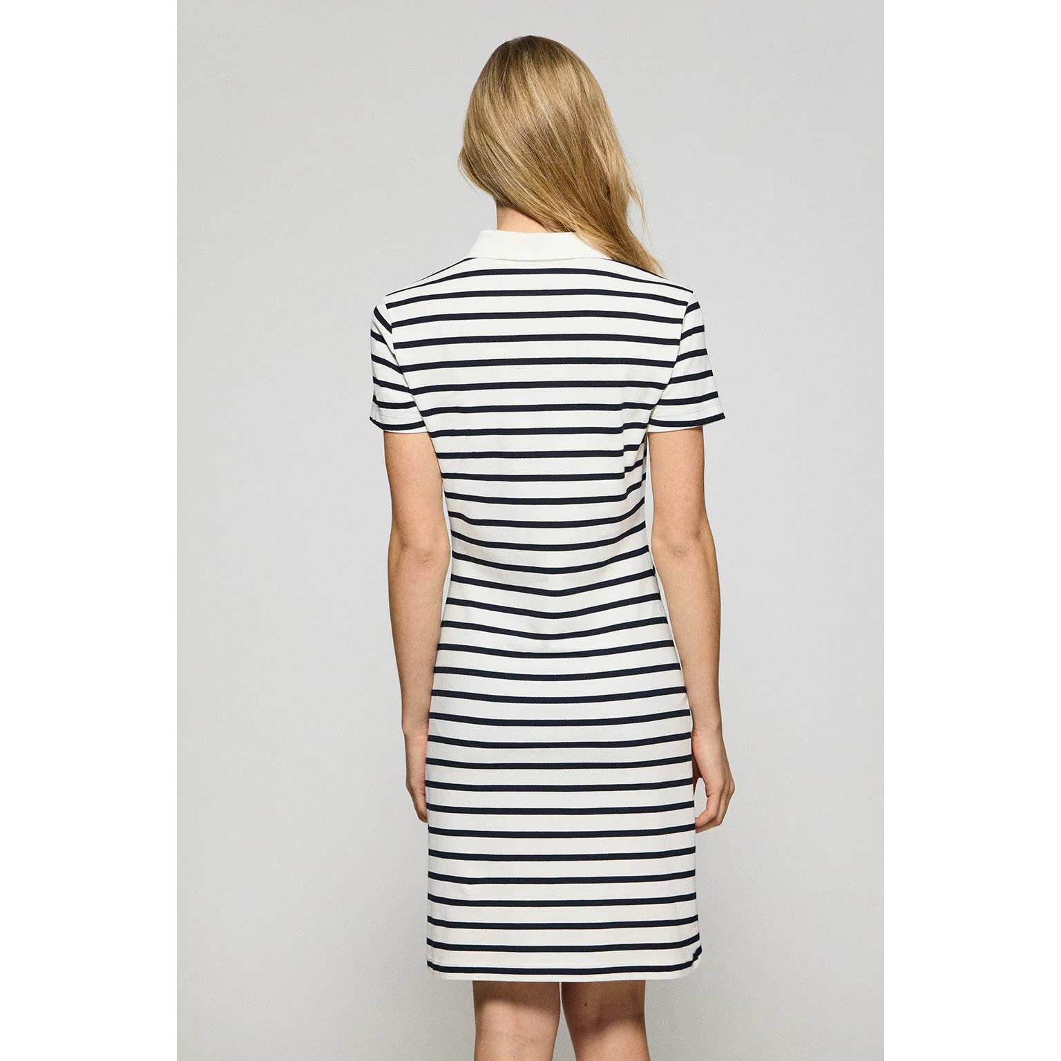 Vestito ecrù a righe e collo a polo con toppa nautica