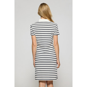 Vestito ecrù a righe e collo a polo con toppa nautica