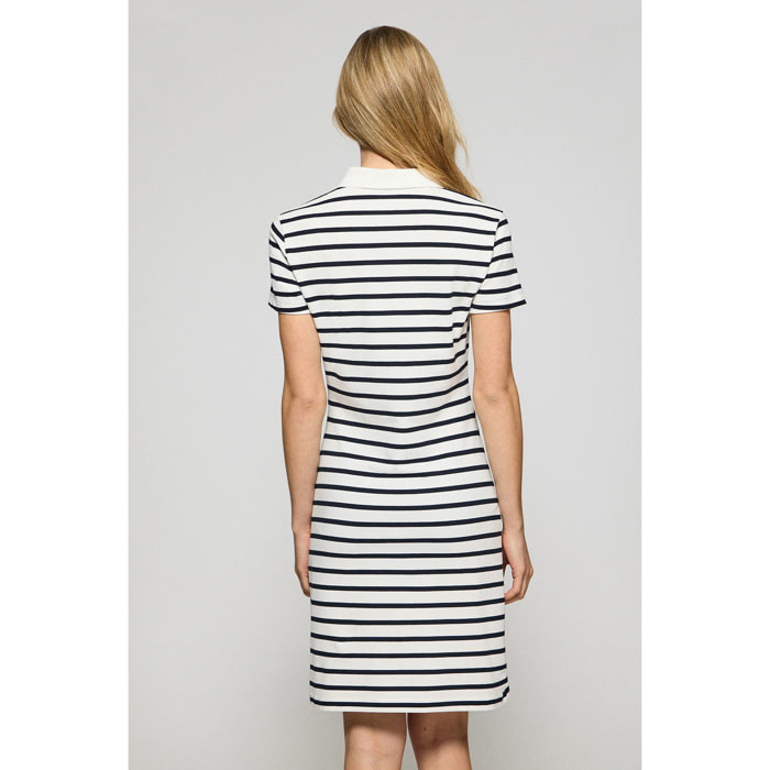 Vestito ecrù a righe e collo a polo con toppa nautica