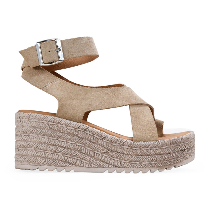 Sandalias de dedo arena en piel con cuña
