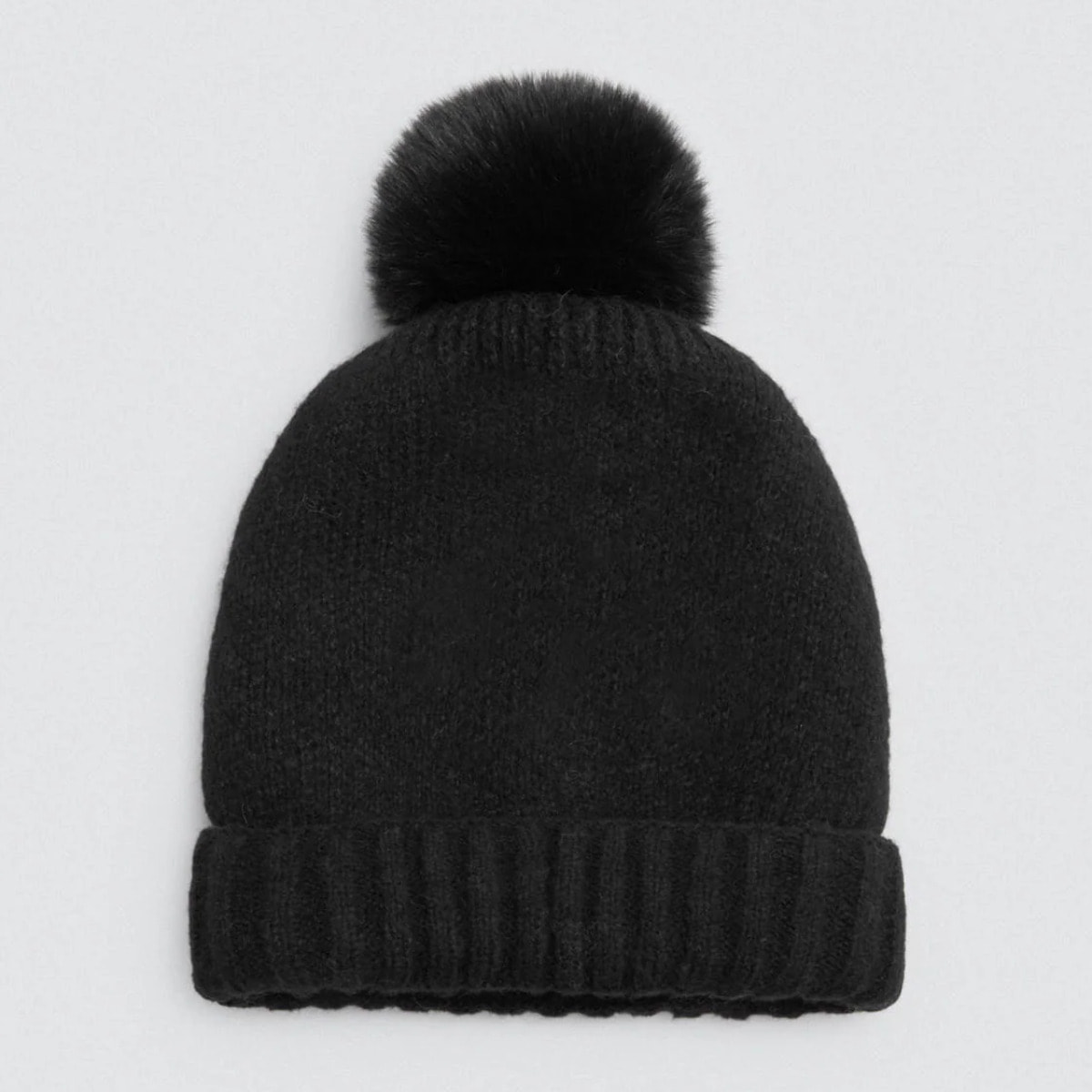 Cappello con pompon nero