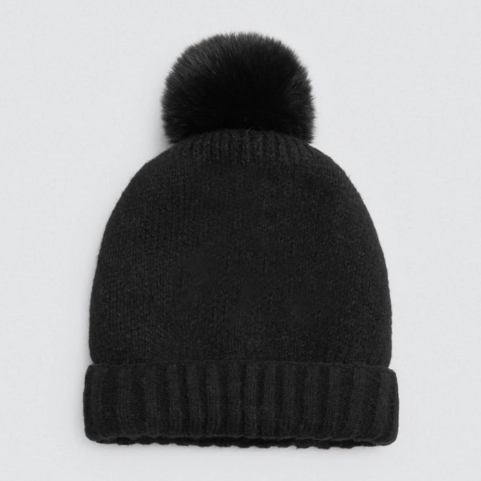 Cappello con pompon nero