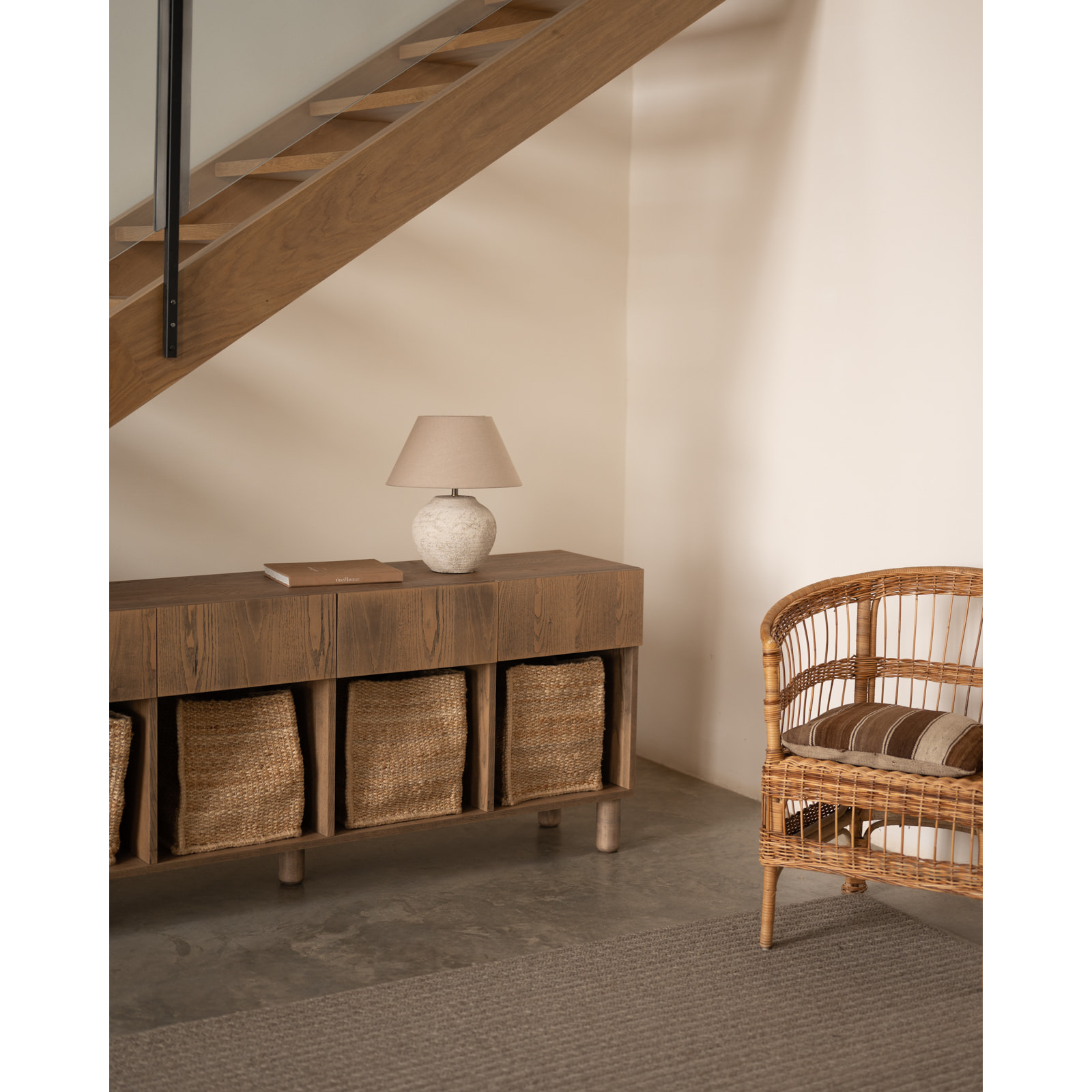 Buffet avec 4 tiroirs en bois de placage de frêne naturel en teinte noisette de 176x40cm Hauteur: 75 Longueur: 176 Largeur: 40