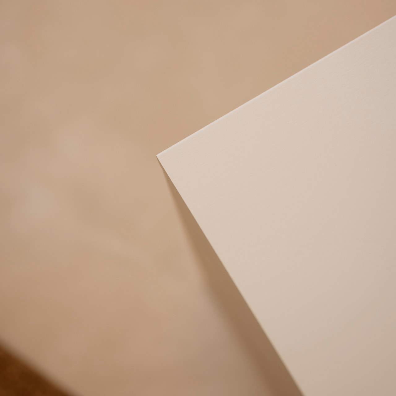 Mueble auxiliar de madera lacada en tono beige con 1 estante y 2 separadores Alto: 74 Largo: 80 Ancho: 20