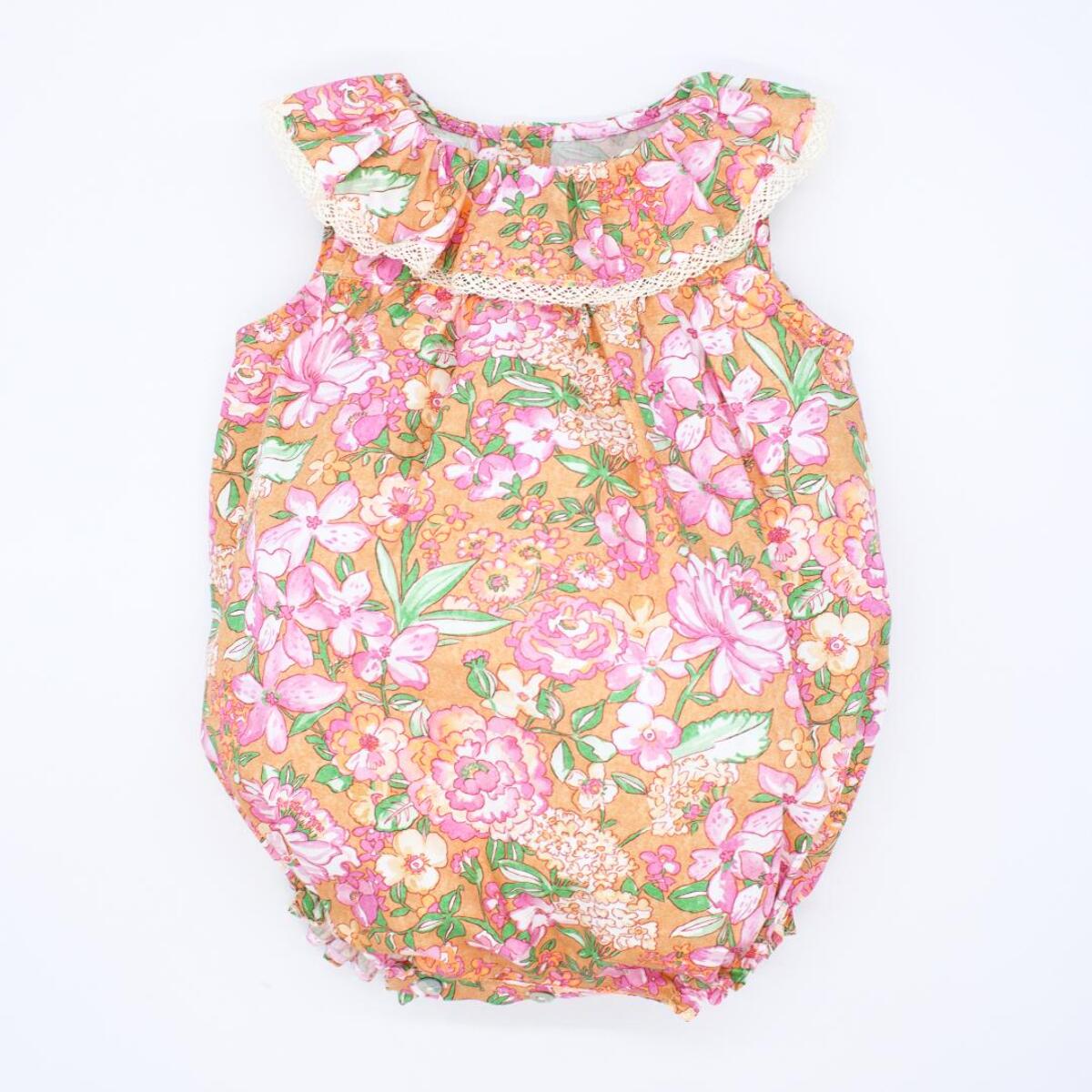 Pelele volante ocre con flor rosa