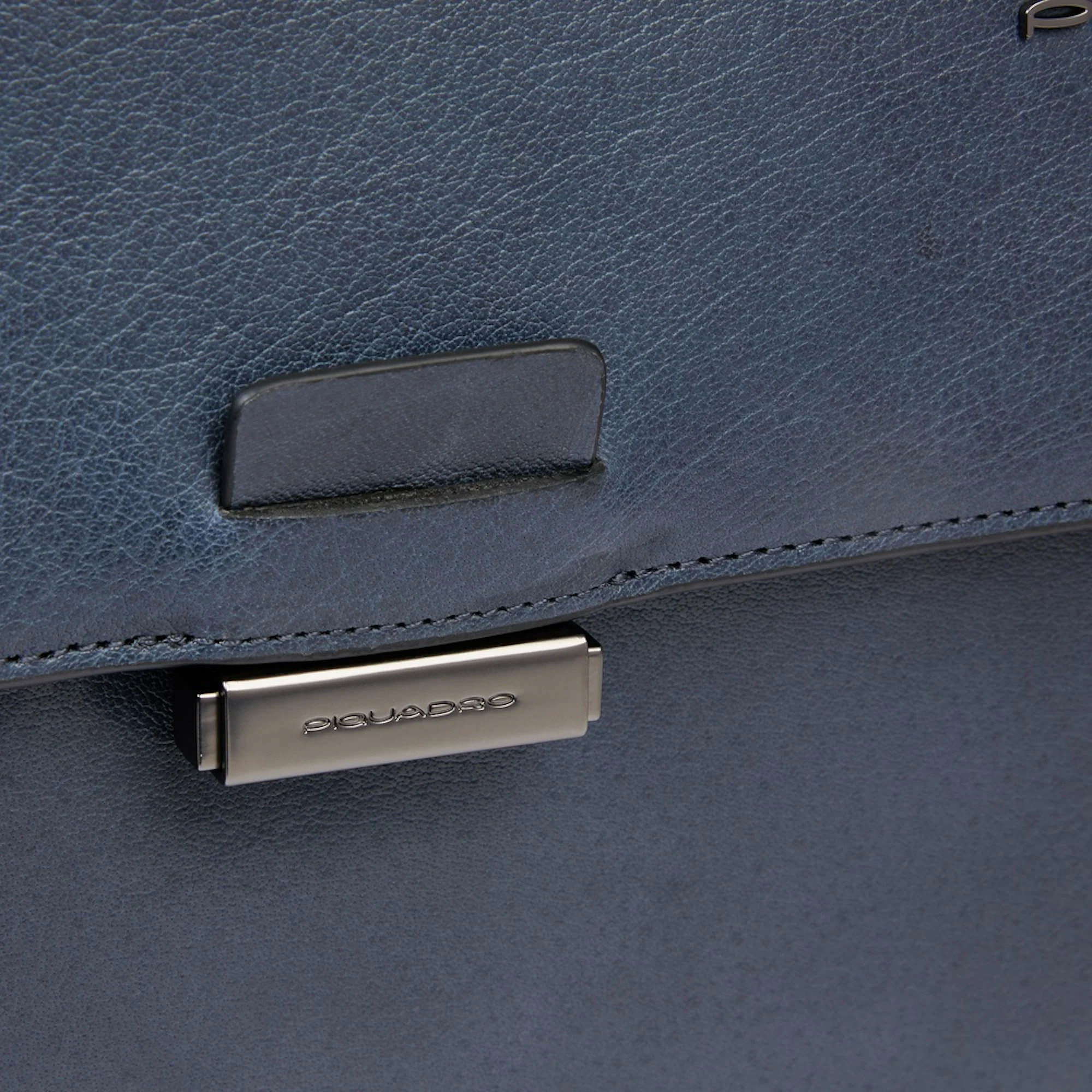 Piquadro Ventiquattrore in pelle porta pc e iPad® con tasca per AirPods®, protezioni antiurto e RFID