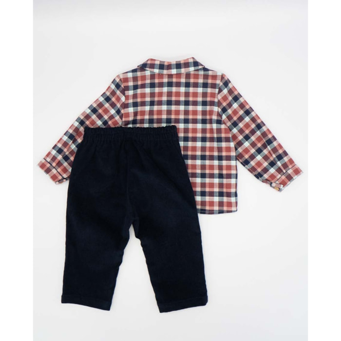 Conjunto camisa cuello camisero cuadros azul y rojo y pantalón pana azul