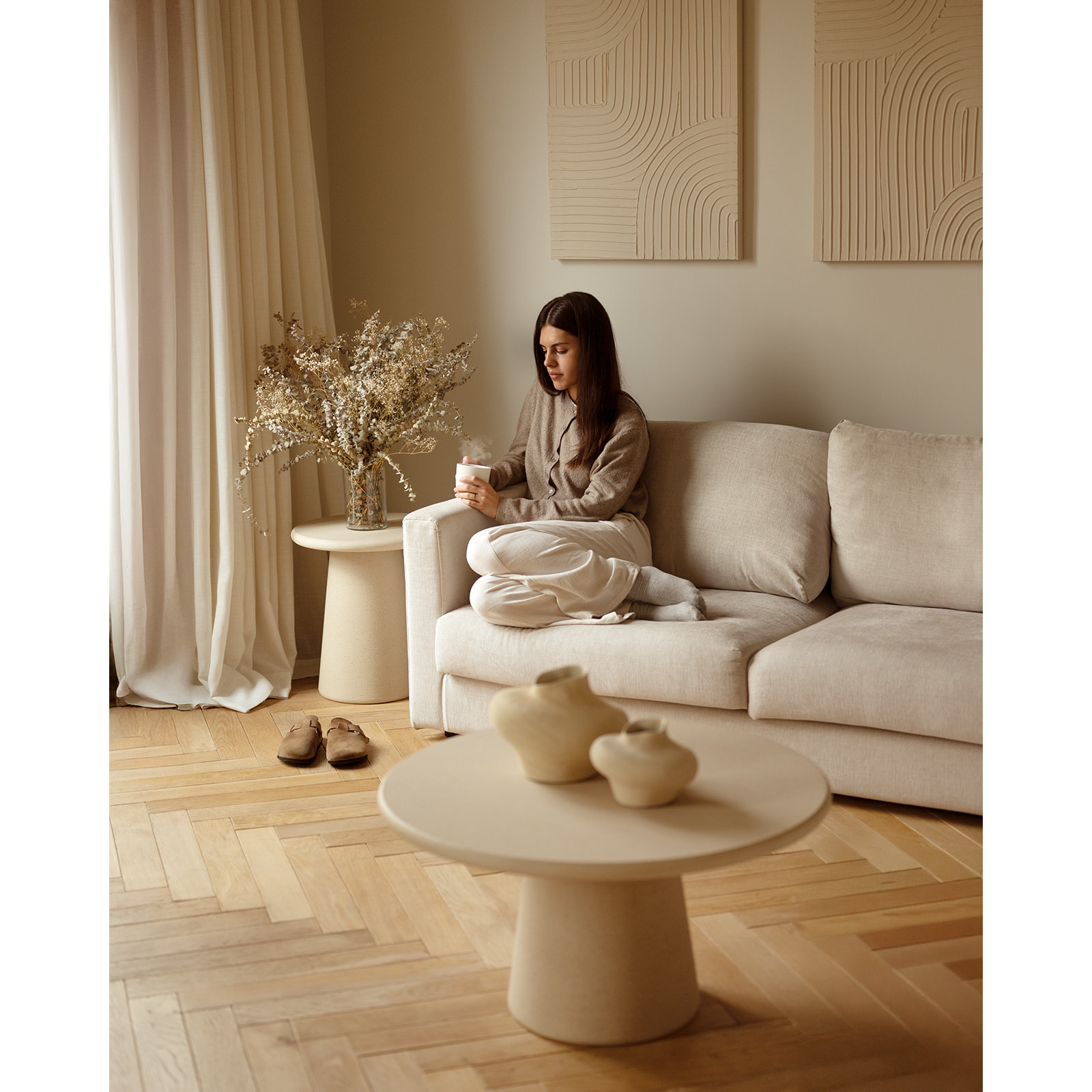 Mesa auxiliar redonda de microcemento en tono beige 45x50cm Alto: 50 Largo: 45 Ancho: 45