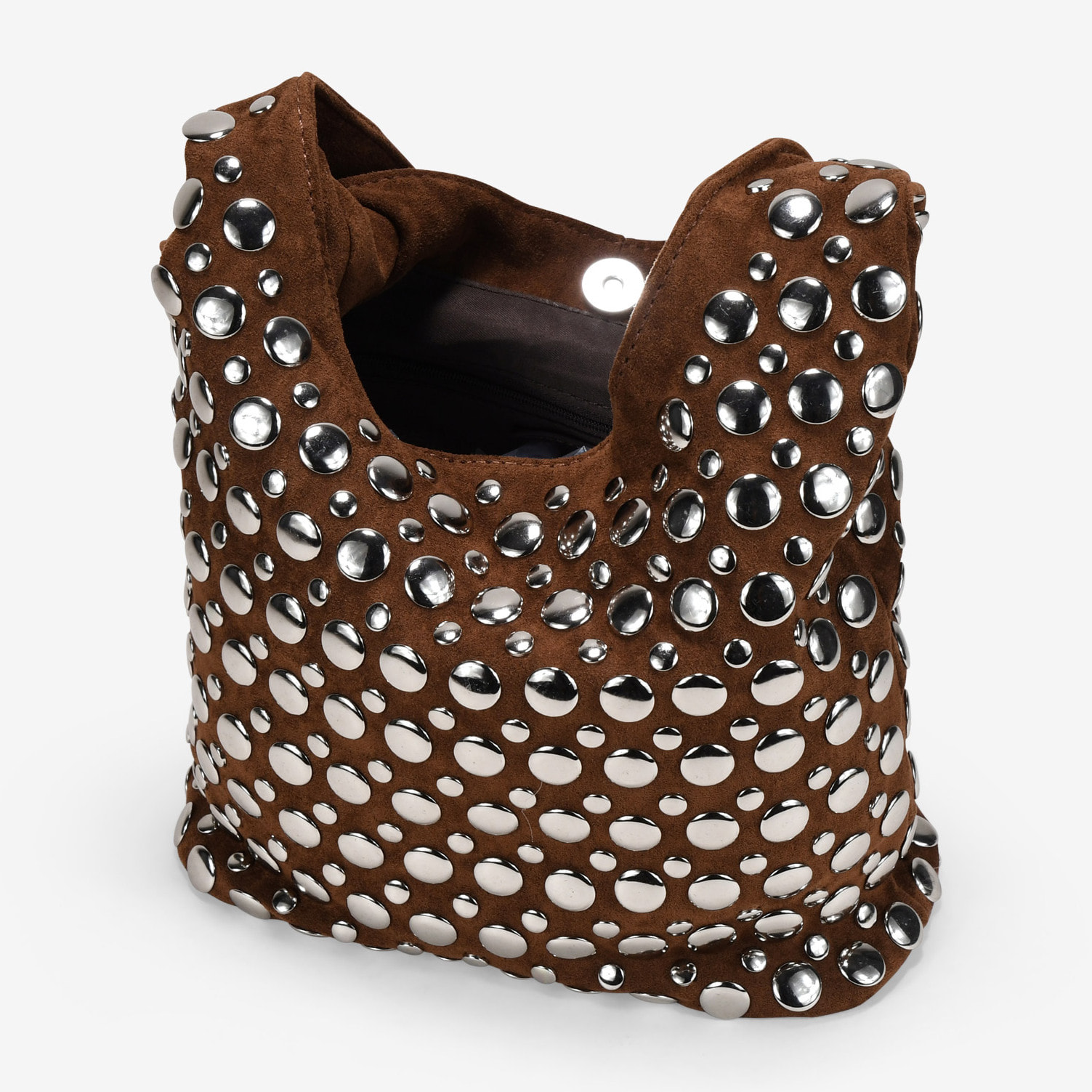 Bolso de hombro marrón con tachas metálicas