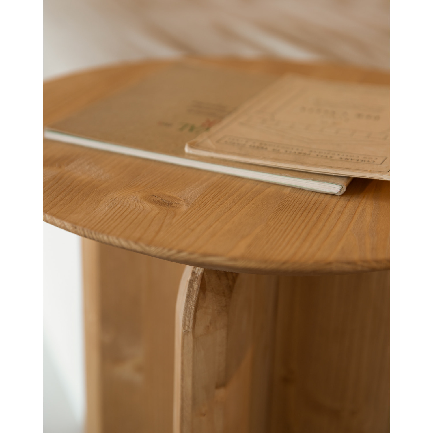 Table d’appoint en bois massif chêne moyen de 50x45cm Hauteur: 50 Longueur: 45 Largeur: 45