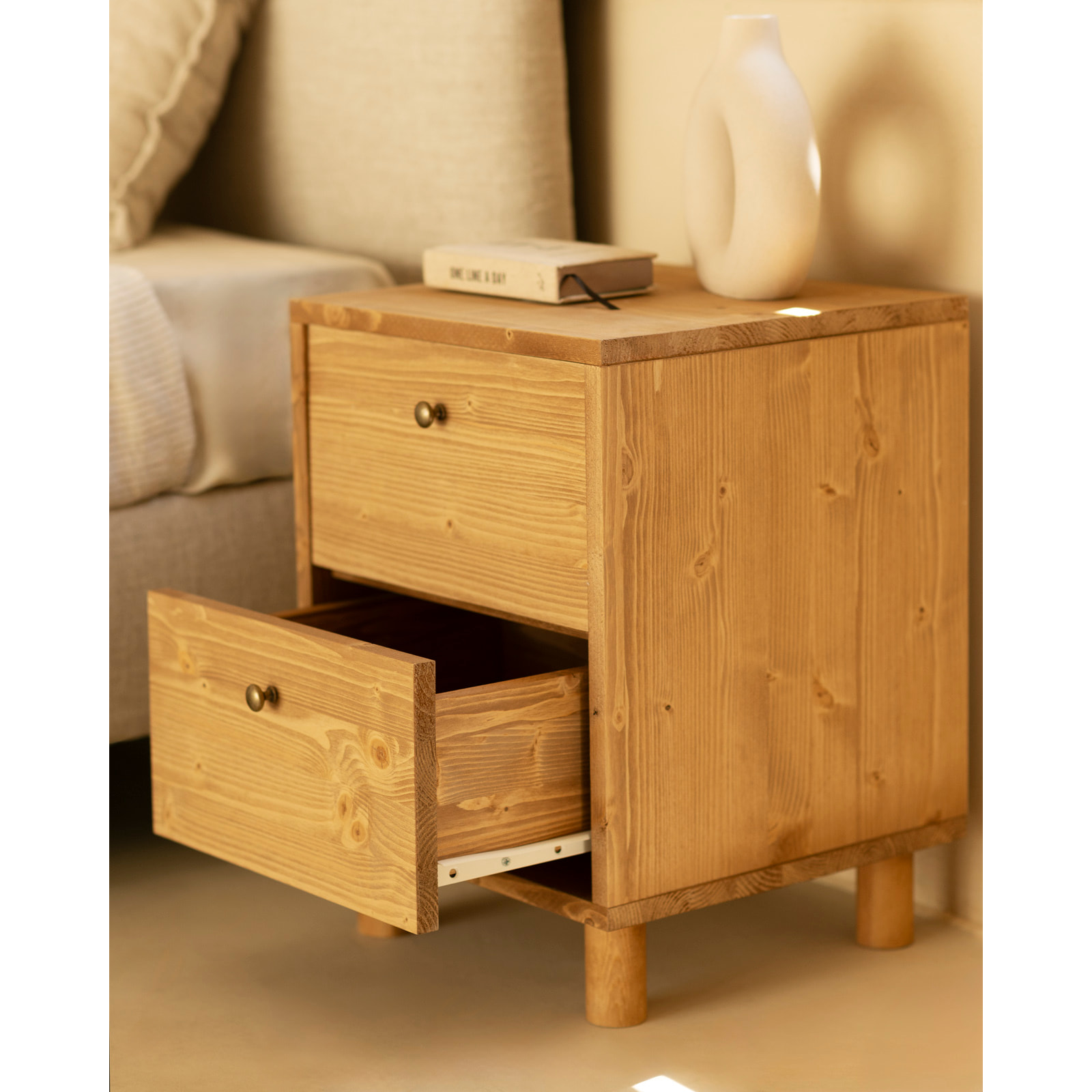 Mesita de noche de madera maciza con dos cajónes en tono roble medio de 51x38cm Alto: 50.5 Largo: 37.5 Ancho: 36