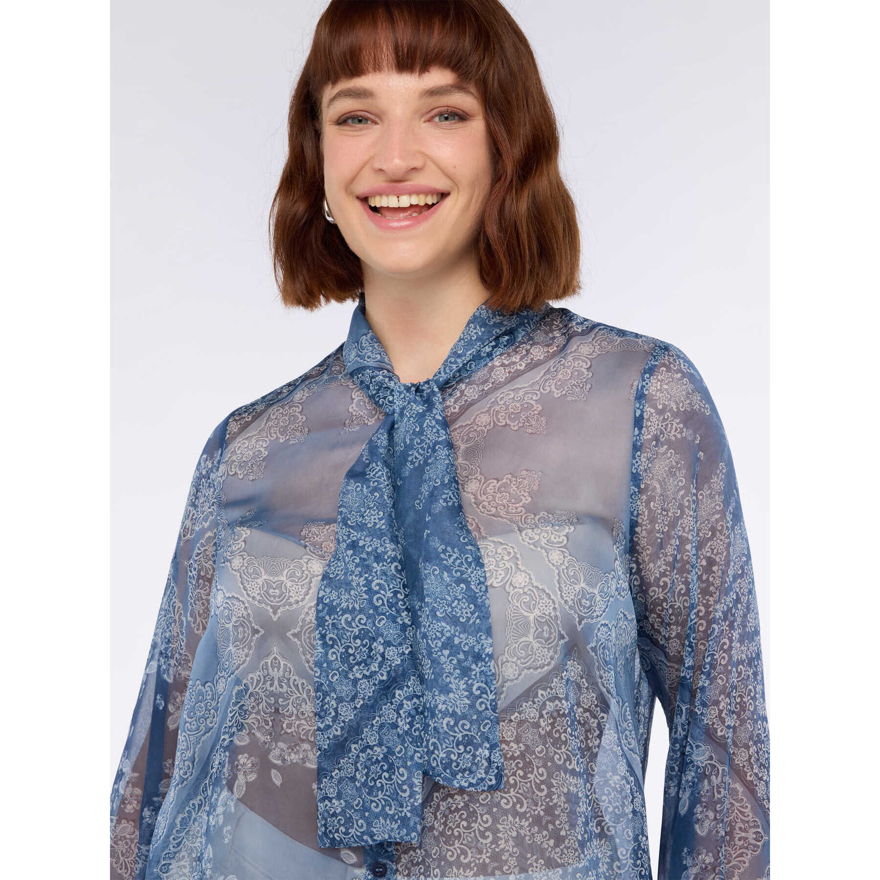 Fiorella Rubino - Blusa stampa bandana con fiocco sul collo - Azzurro