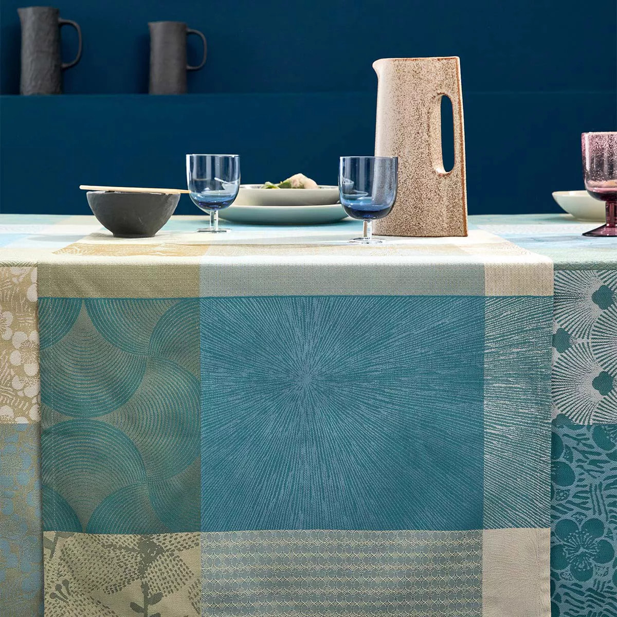 Chemin de table pur coton motif jacquard beige bleu Mille zen ecume