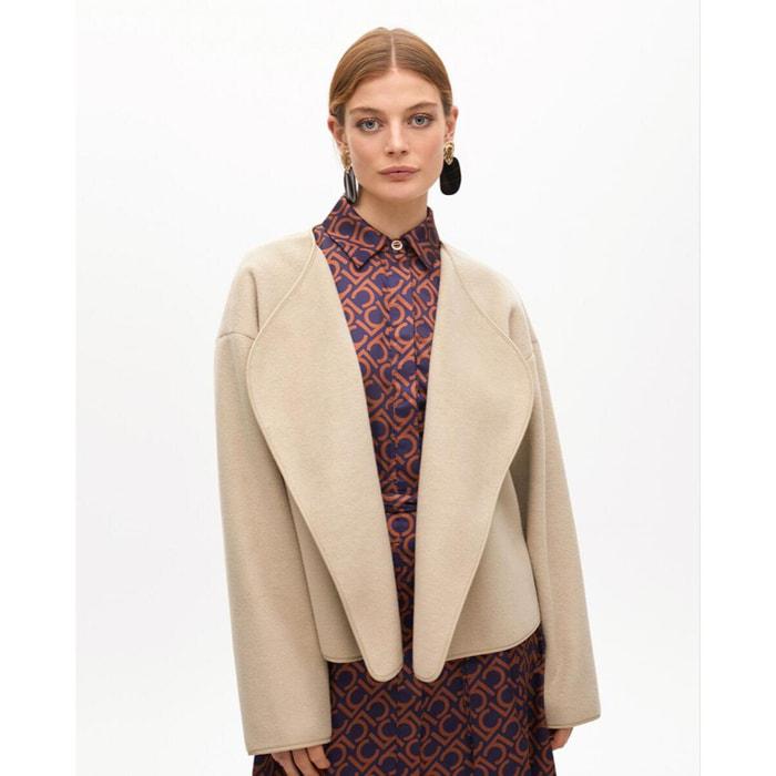 Cappotto corto con dettaglio sciarpa