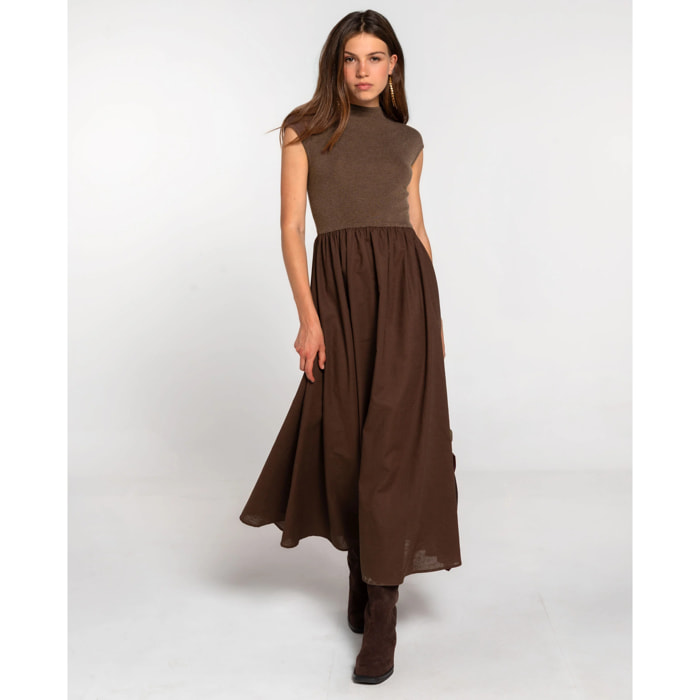 Vestido marrón con top de punto y falda larga de tejido plano