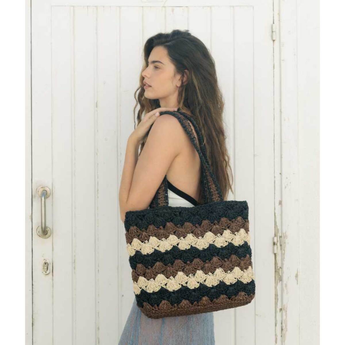 Bolso tote marrón en rafia trenzada