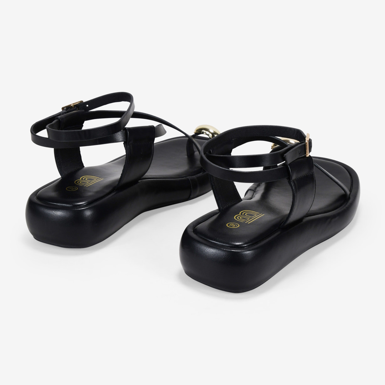Sandalias de dedo negras con anillo metálico y plataforma