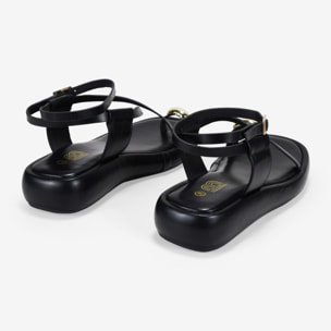 Sandalias de dedo negras con anillo metálico y plataforma