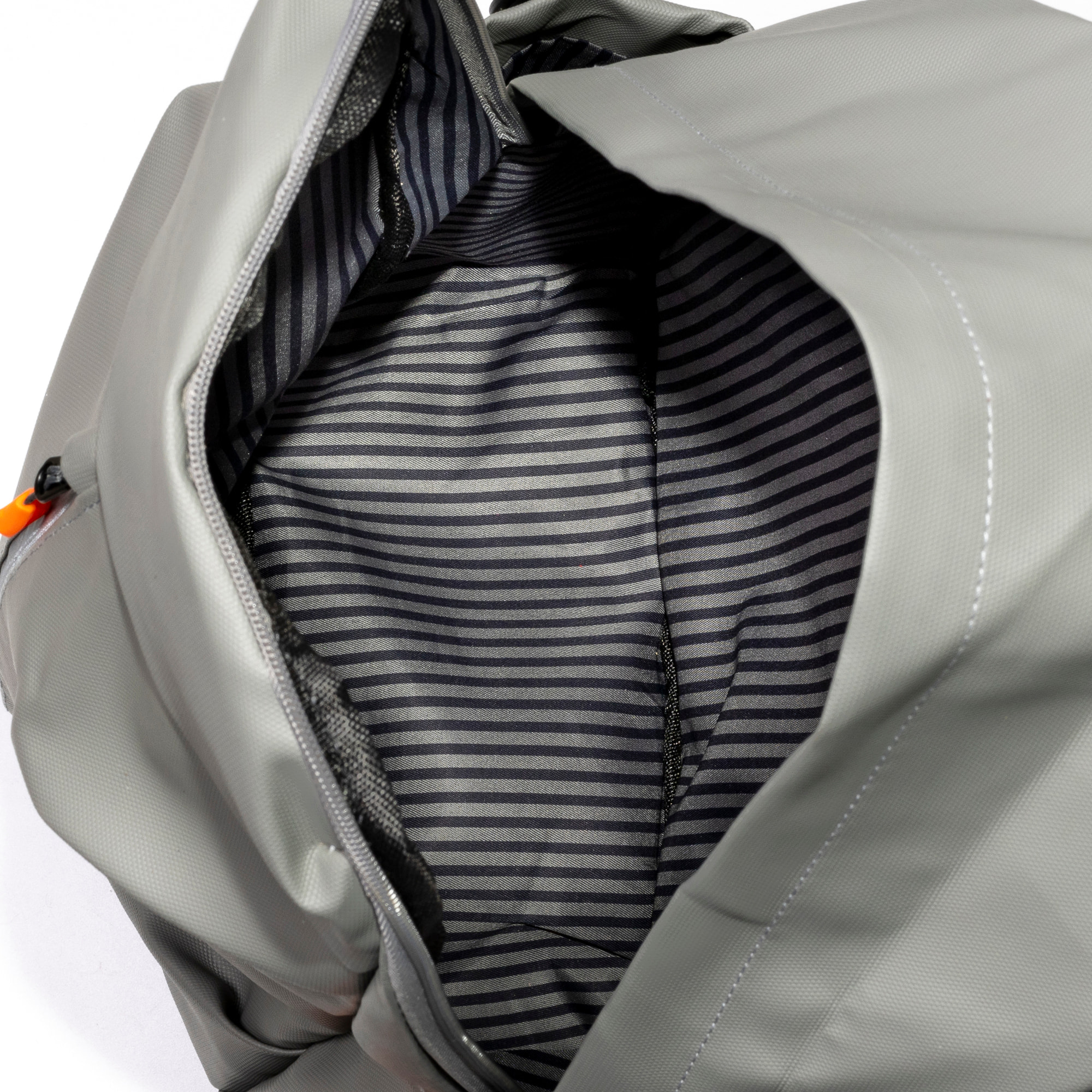 Zaino multiscomparto, porta laptop 13". Strato impermeabile. Adattabile a Trolley. Presa USB esterna. Idrorepellente.