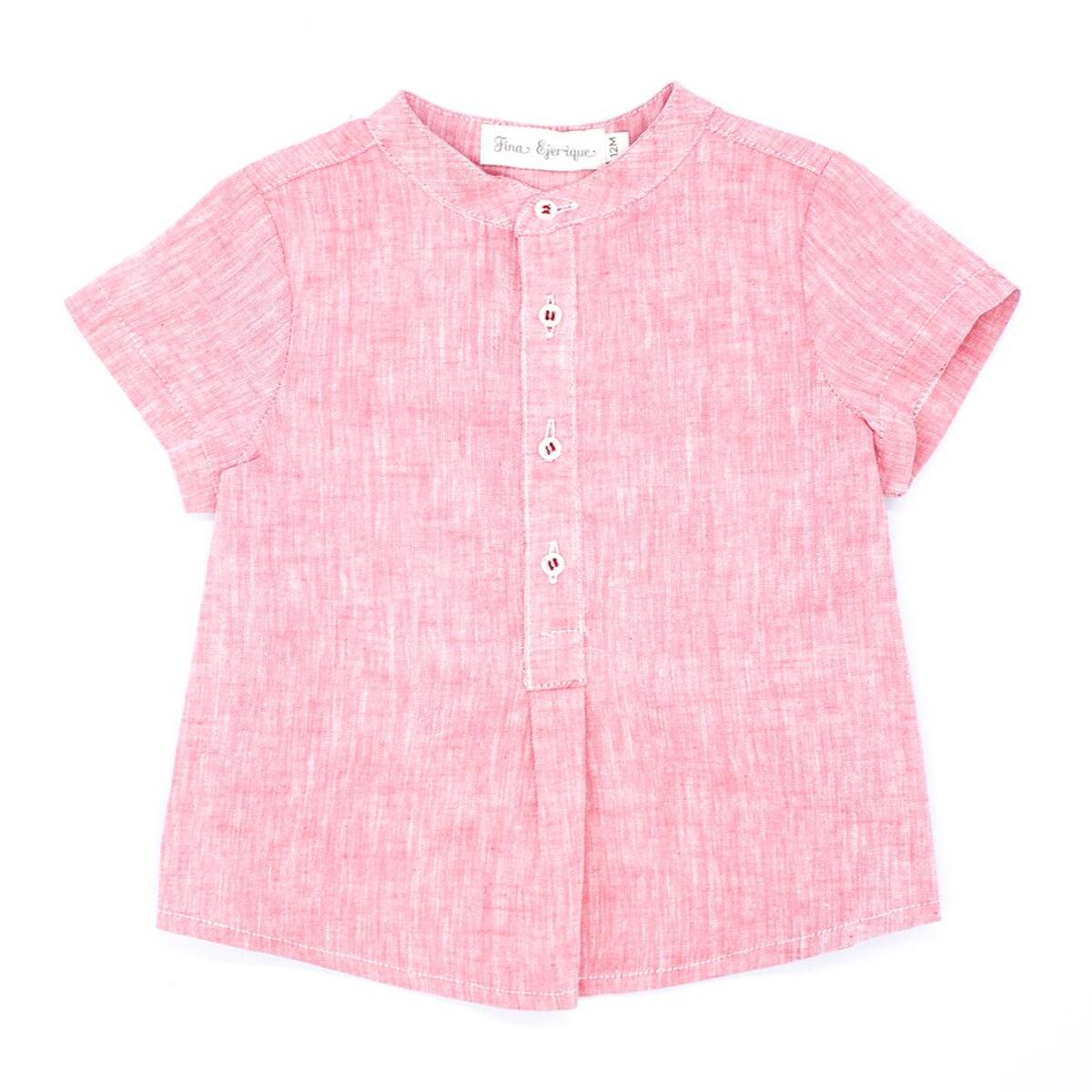 Camisa de manga corta roja. Cuello mao y bolsillo en el delantero.