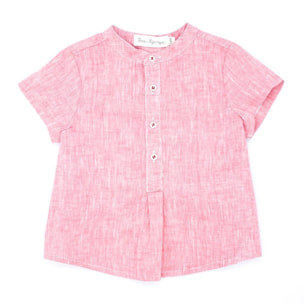 Camisa de manga corta roja. Cuello mao y bolsillo en el delantero.