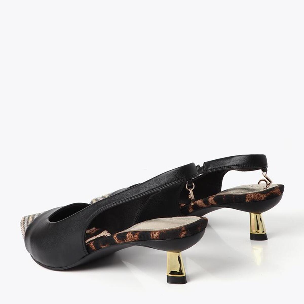 Scarpa con tacco scoperto e borchie miste