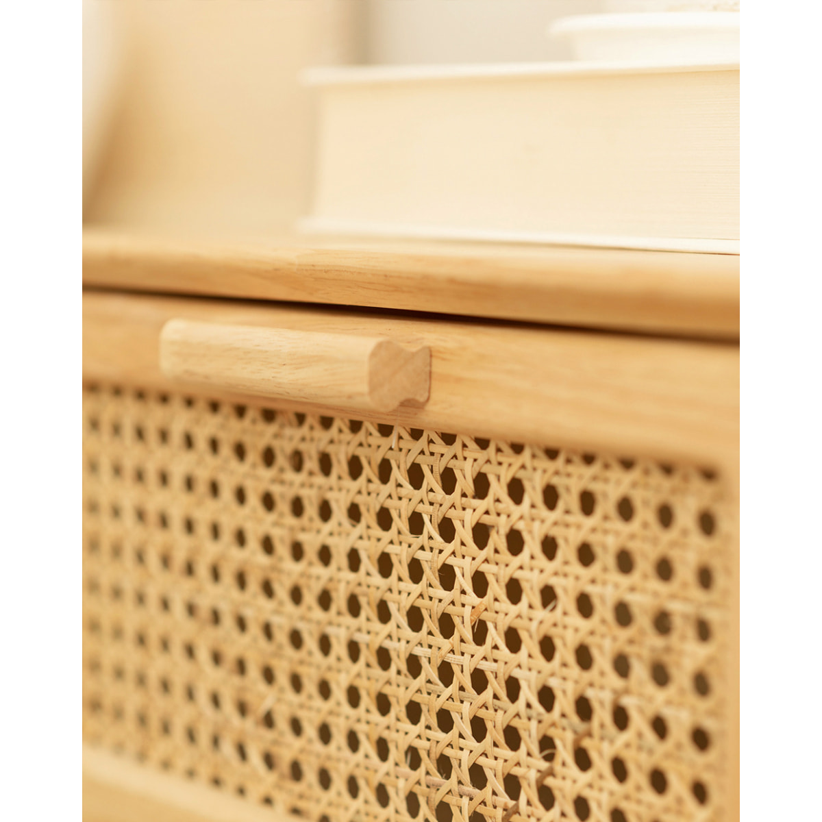 Table d'appoint en bois d'hévéa avec deux tiroirs et façade en maille cannage 54x40cm Hauteur: 54 Longueur: 40 Largeur: 30