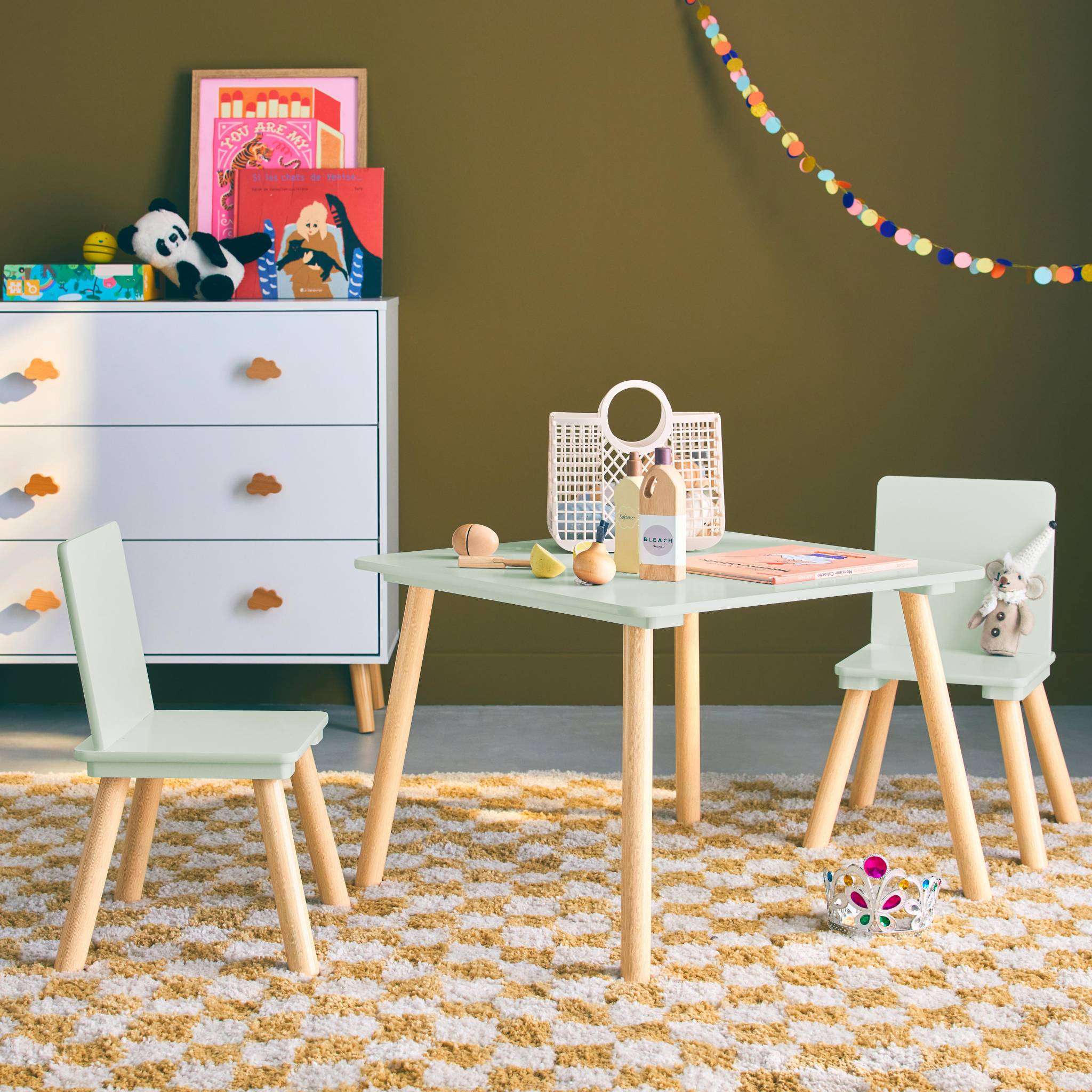 Table carrée enfant avec 2 chaises. pieds en pin. vert