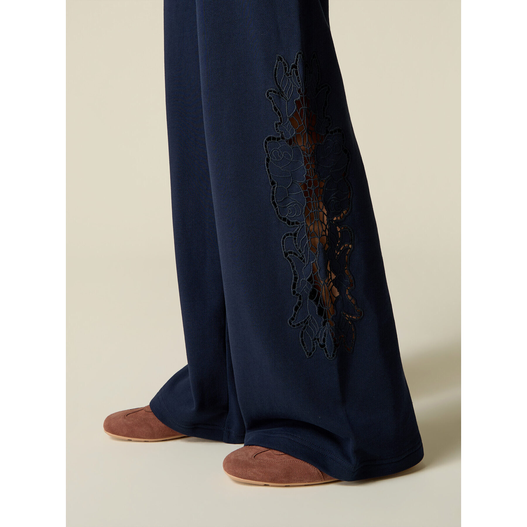 Oltre - Joggers de felpa con detalles de encaje sangallo - Azul