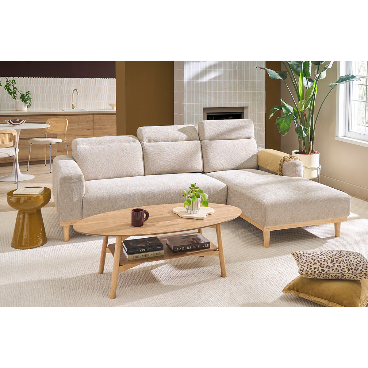 Canapé d'angle droit 3 places avec têtières ajustables en tissu effet velours texturé beige et bois clair HORACIO