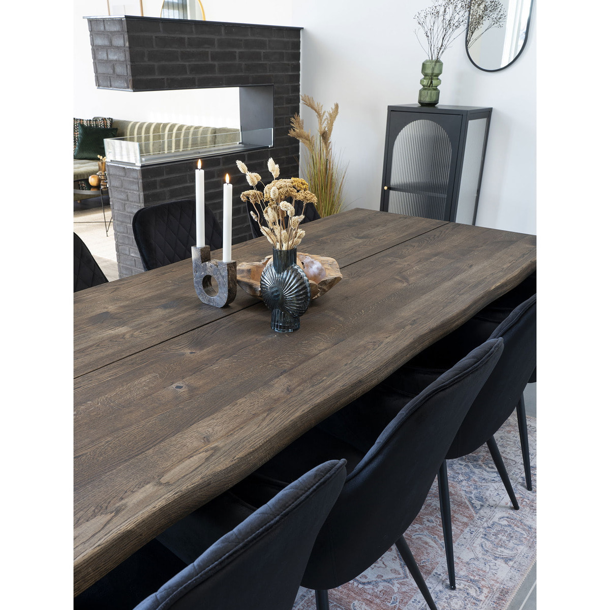 Set 2 sedie da pranzo Harbo con braccioli in velluto nero e gambe nere