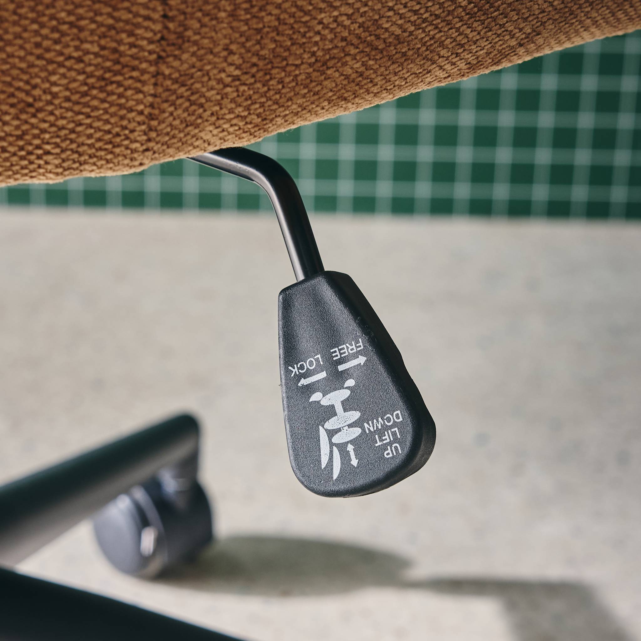 Chaise de bureau à roulettes ajustable métal et tissu camel - L 57 x P 57 x H 85/94.5cm - Stan