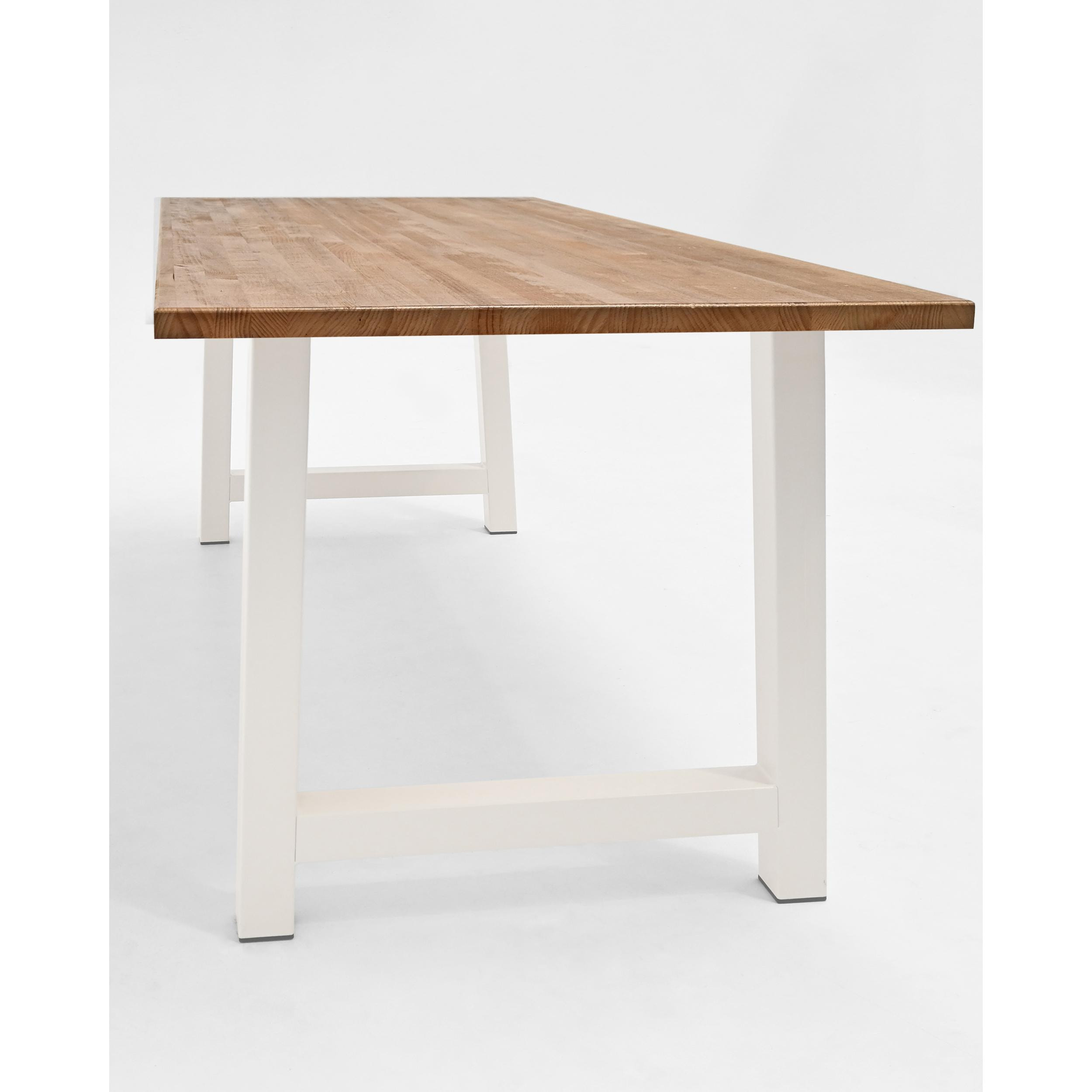 Table à manger en bois massif ton chêne foncé avec pieds en fer blanc de différentes tailles