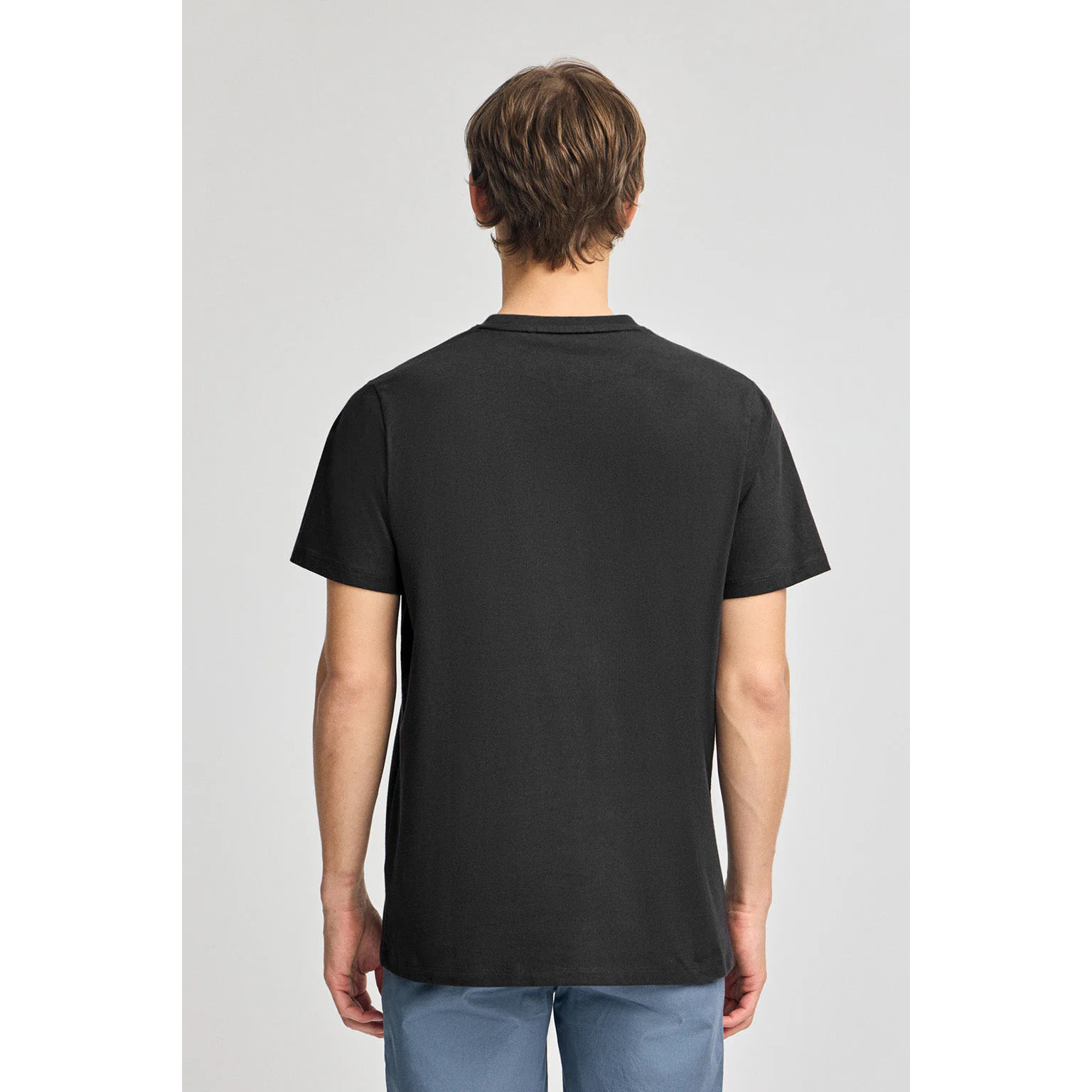 Camiseta negra básica de cuello redondo con detalle bordado