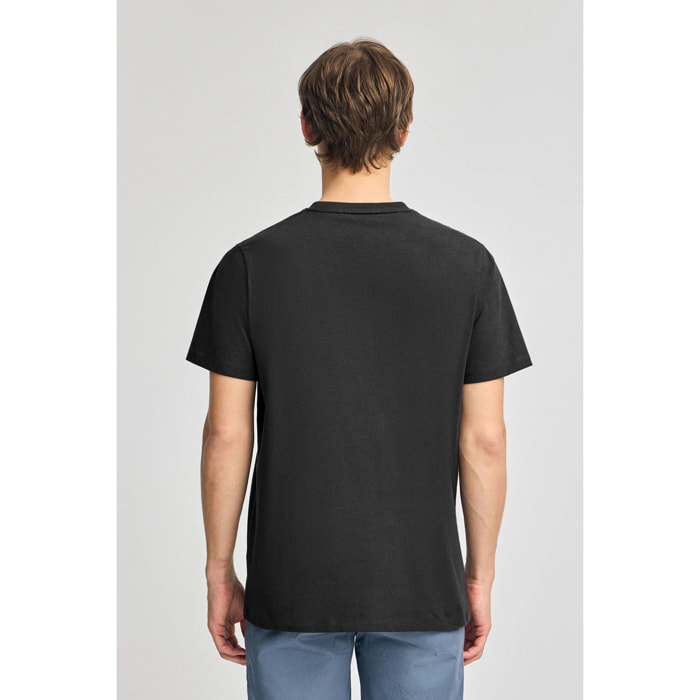 Camiseta negra básica de cuello redondo con detalle bordado