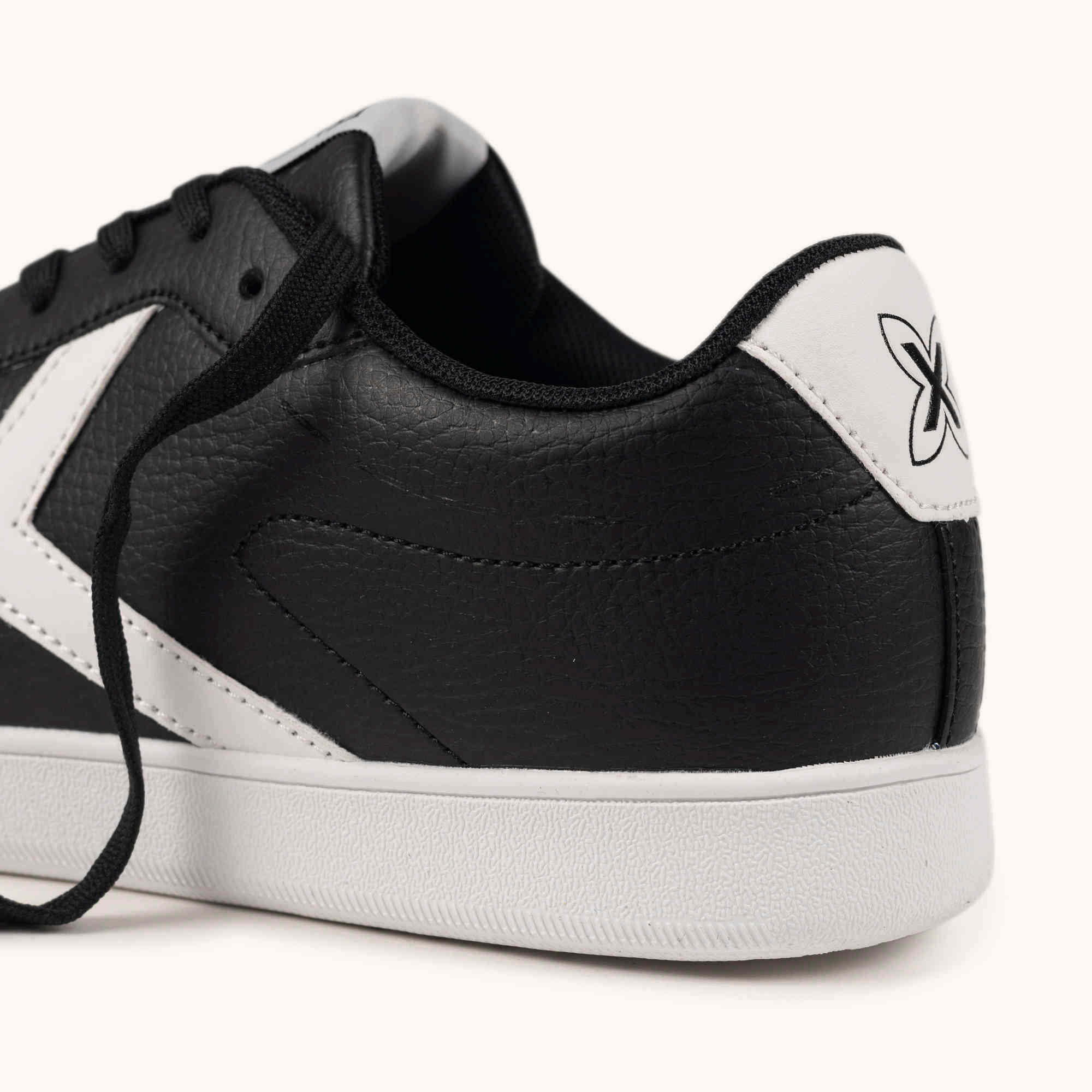 Zapatilla Minimalista Urbana en Piel Negra con Detalle Blanco MUNICH OPEN 02