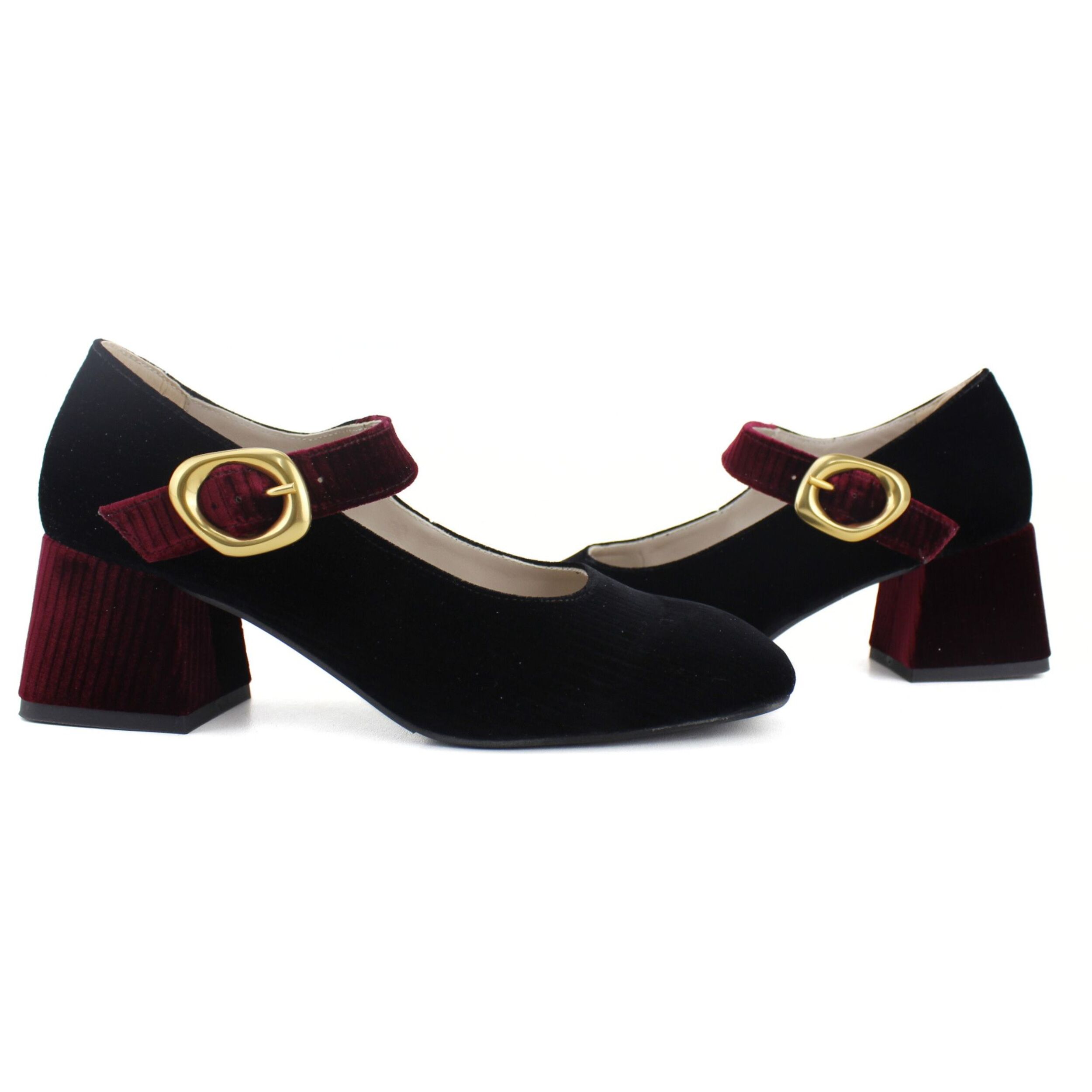 Salón de pana color negro combinado con pana burdeos. Tacón de 4 cm