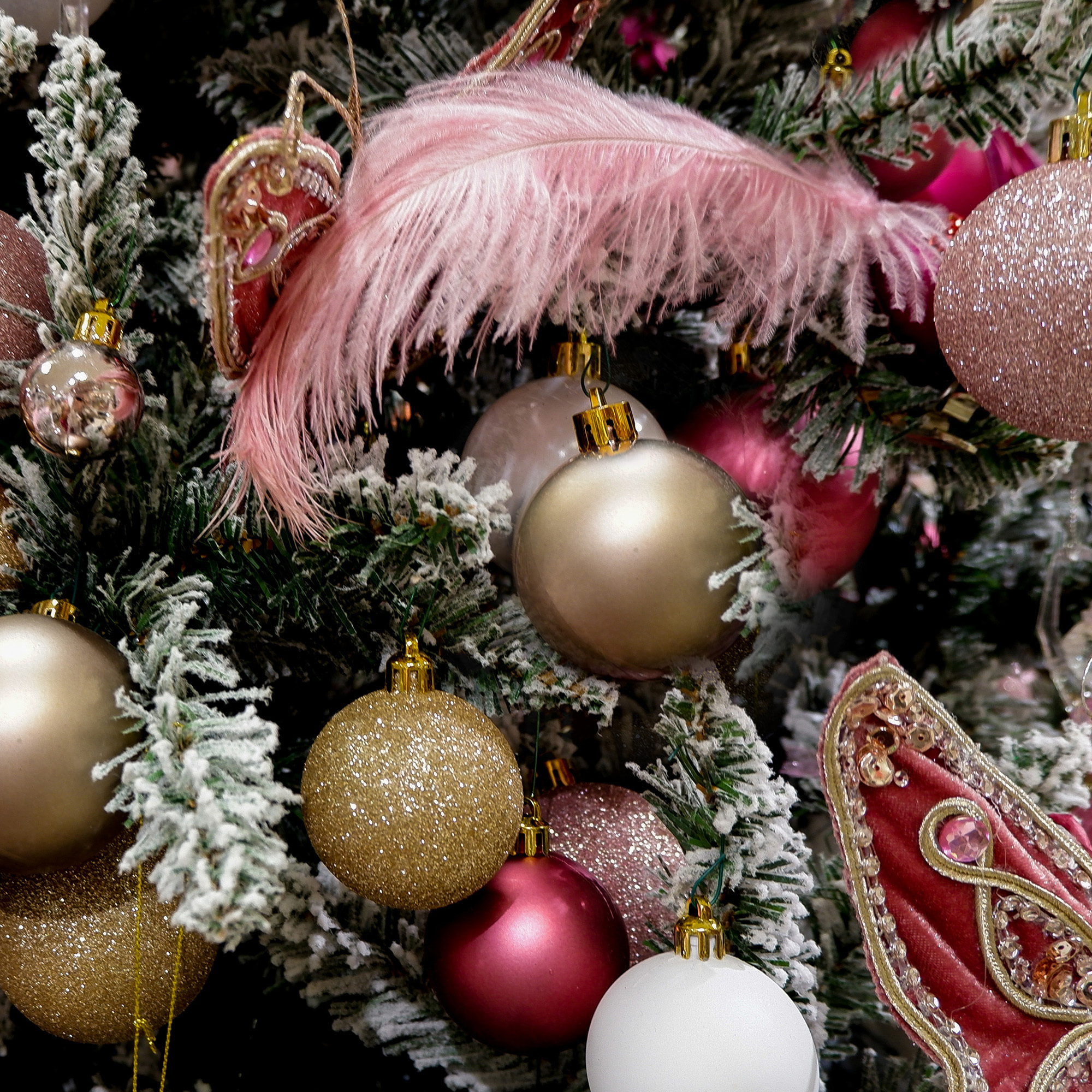 set de 35 bolas de navidad de 6cm con 5 diseños diferentes en relieve color champagne