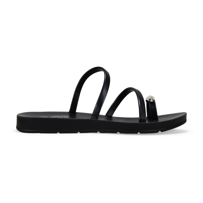Sandalias de dedo negras con anillo metálico