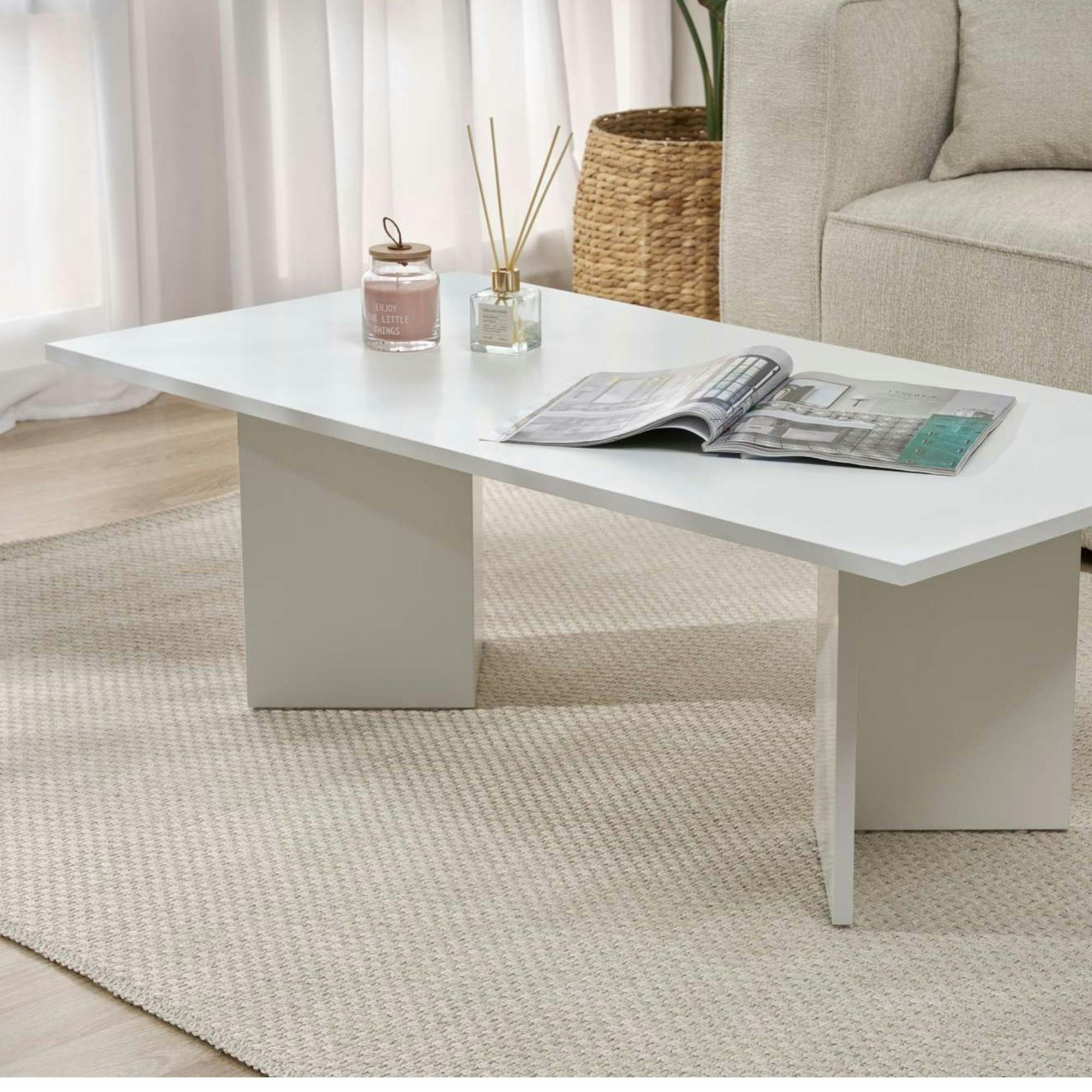Table basse moderne blanche effet laque - pieds en V MARFA