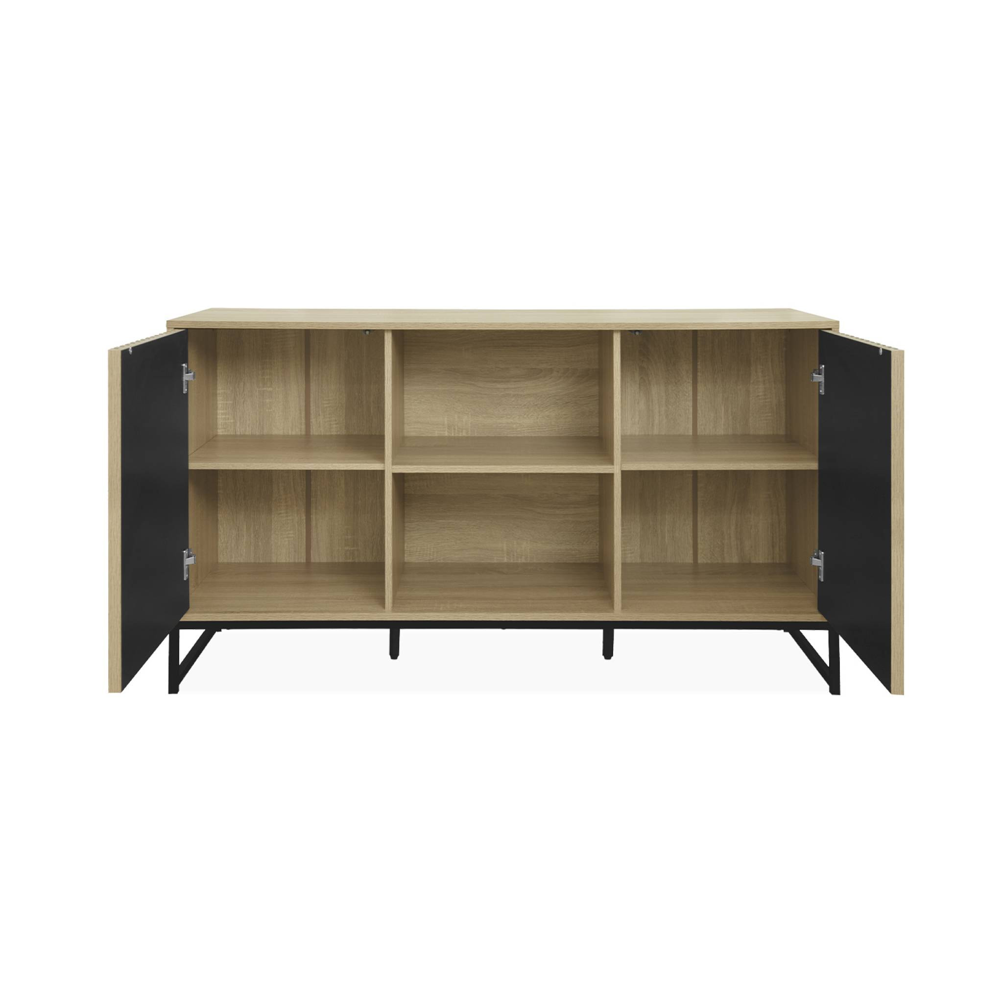 Buffet style contemporain avec 2 portes effet bois rainuré ouverture par pression. buffet bas. piètement en métal noir  L140cm