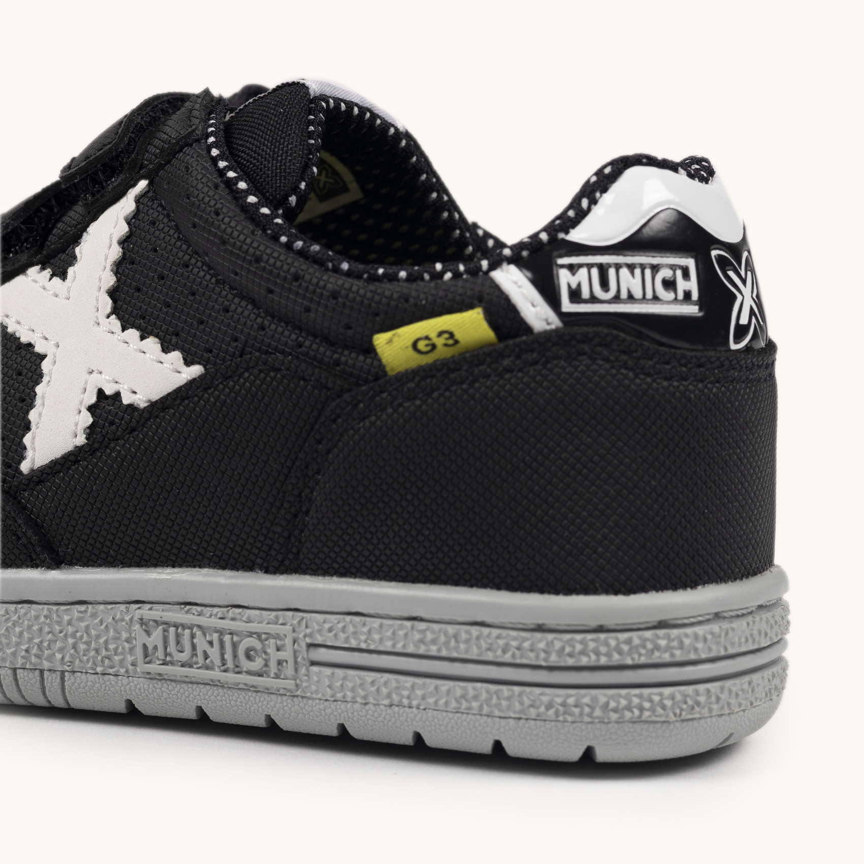 Zapatillas Infantiles de Fútbol Sala en Color Negro con Triple Velcro MUNICH G-3 KID VCO 454