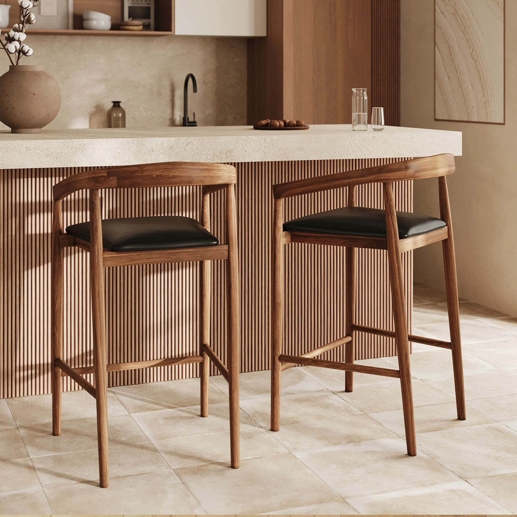 Lot de 2 chaises de bar 77 cm en teck vernis et assise en cuir noir - Bali